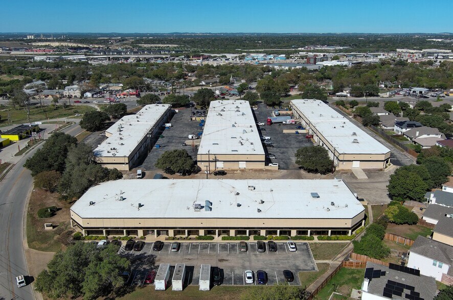 More Photos Of 5626-5648 Randolph Blvd, San Antonio Flex For Lease