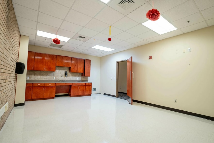 More Photos Of 1121 E Austin, Harlingen Office For Lease