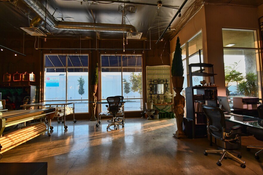 More Photos Of 31-77 W Del Mar Blvd, Pasadena Warehouse For Lease