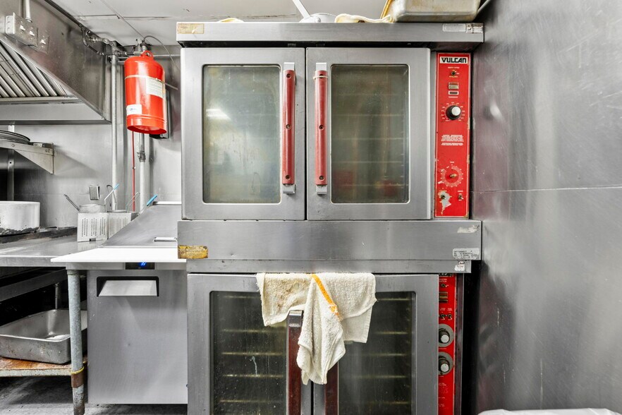 More Photos Of 7390 Shoal Line Blvd, Weeki Wachee Specialty For Sale