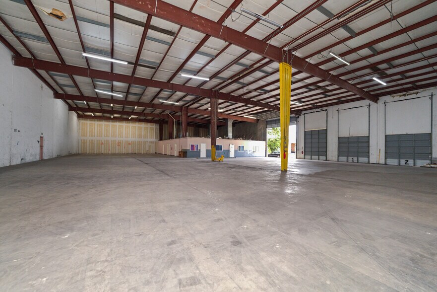 More Photos Of 6546 Petropark Dr, Houston Warehouse For Lease