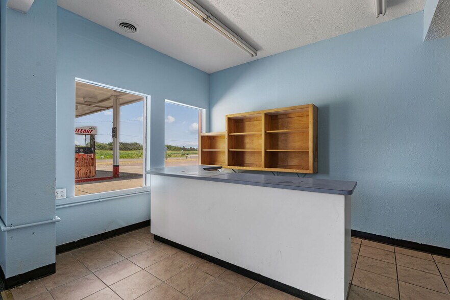 More Photos Of 3401 W Oakland Ave, Austin Truck Stop For Sale