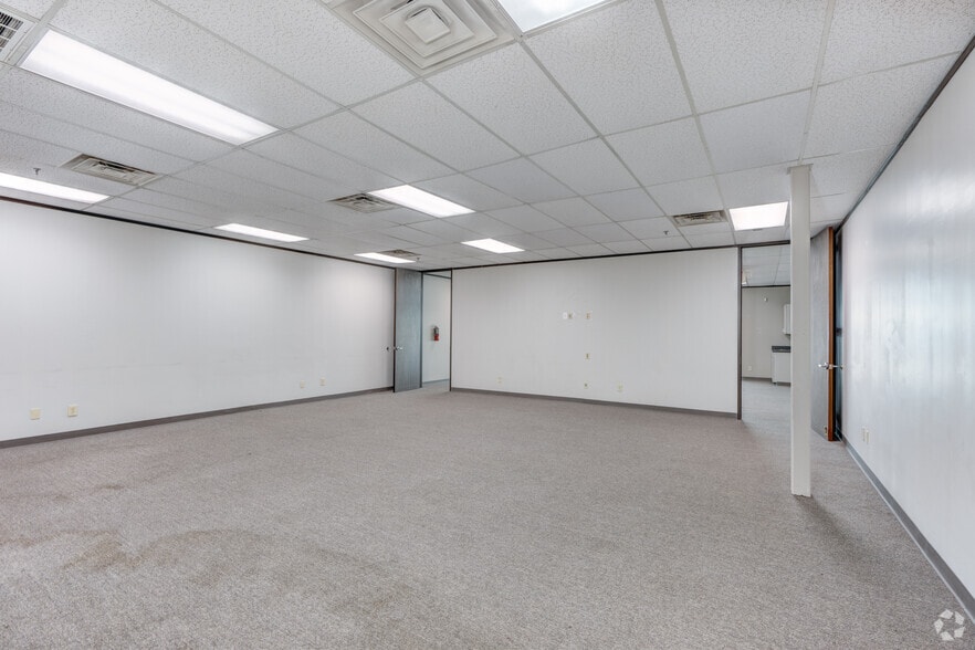 More Photos Of 17449-17497 Village Green Dr, Houston Unknown For Lease