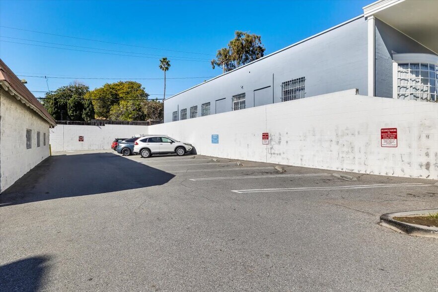 More Photos Of 2709 N Sepulveda Blvd, Manhattan Beach Storefront Retail Office For Lease