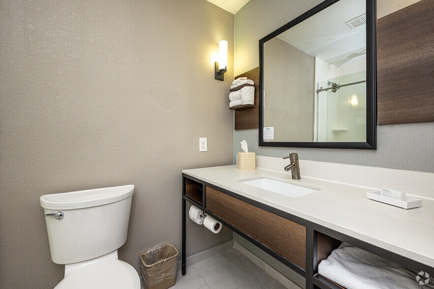 More Photos Of 3330 Harding Blvd, Baton Rouge Hotel For Sale