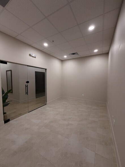 More Photos Of 2006 N 10th St, McAllen Storefront Retail Office For Lease