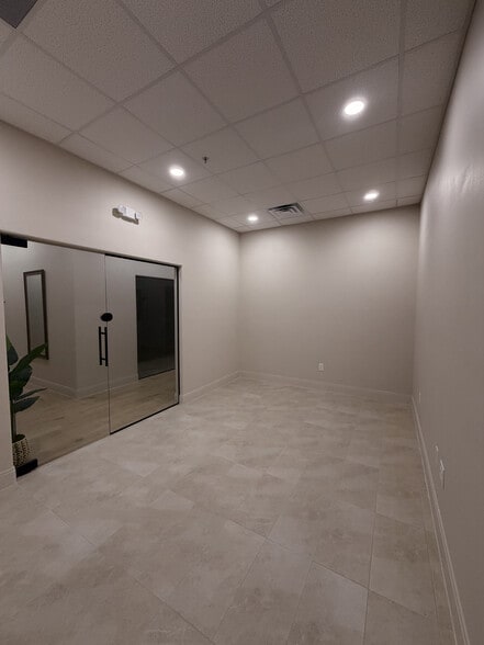 More Photos Of 2006 N 10th St, McAllen Storefront Retail Office For Lease
