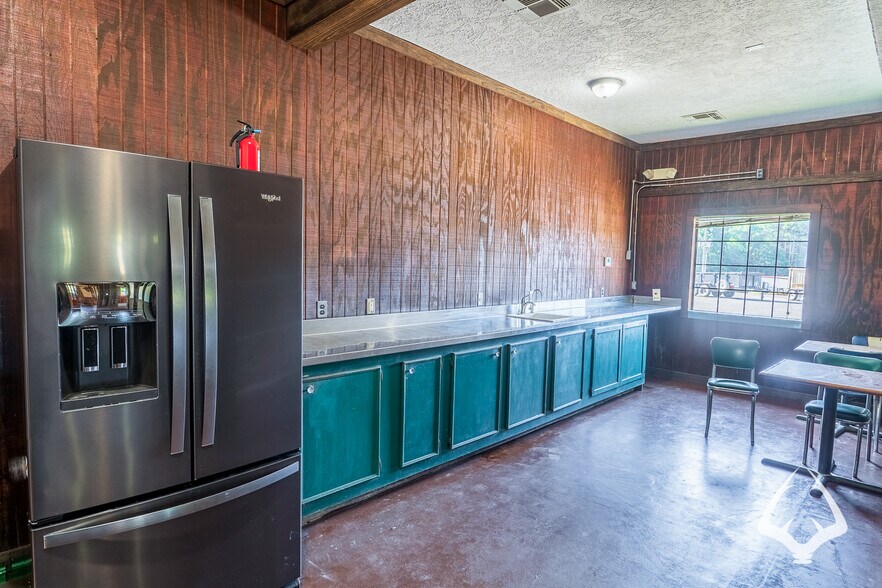 More Photos Of 205 N Wheeler Rd, Colmesneil Office For Sale