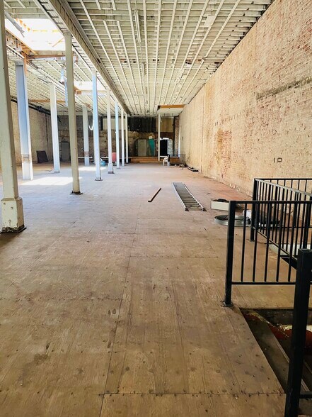 More Photos Of 327 S Broadway, Los Angeles Restaurant For Lease