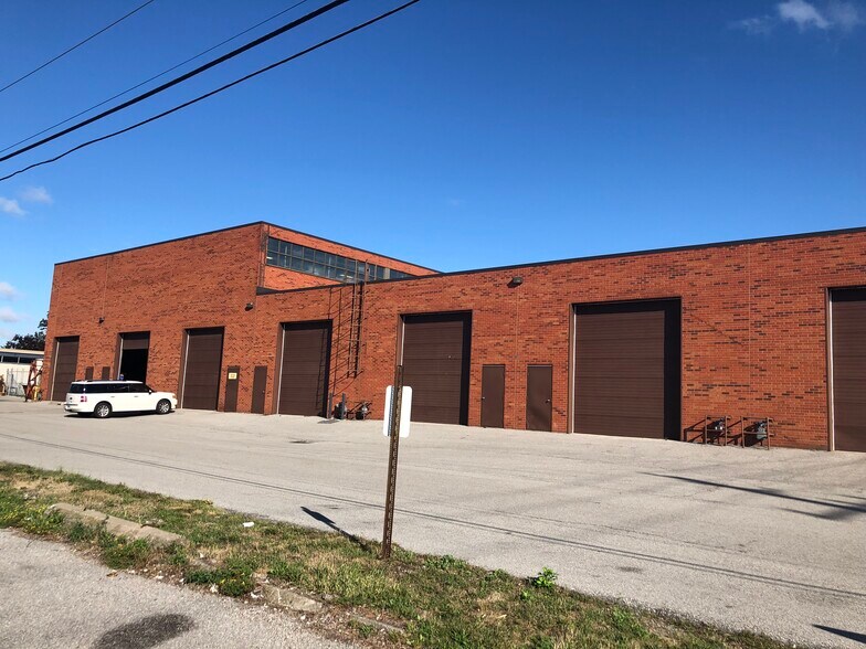 More Photos Of 160 Norfinch Dr, Toronto Manufacturing For Lease