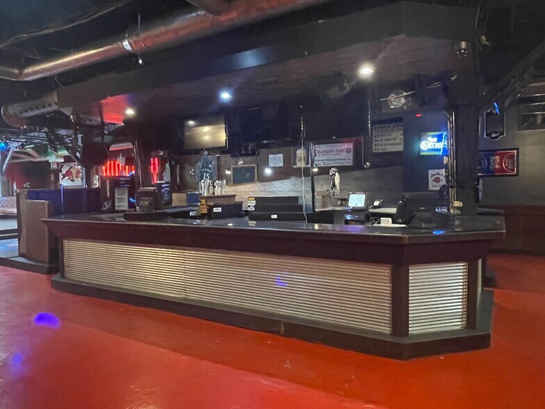 More Photos Of 117 N Mosley St, Wichita Bar For Lease