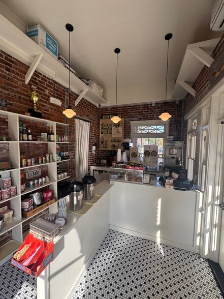 More Photos Of 410 E 37th St, Savannah Freestanding For Lease