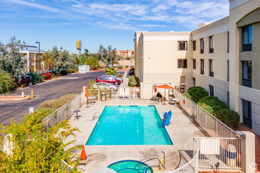 More Photos Of 5152 W Latham St, Phoenix Hotel For Sale