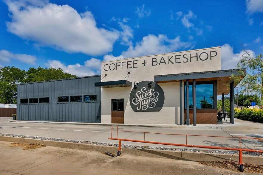 More Photos Of 211 N Weaver St, Gainesville Flex For Sale