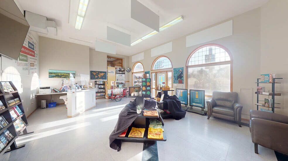 More Photos Of 800 Baker St, Cranbrook Storefront Retail Office For Sale