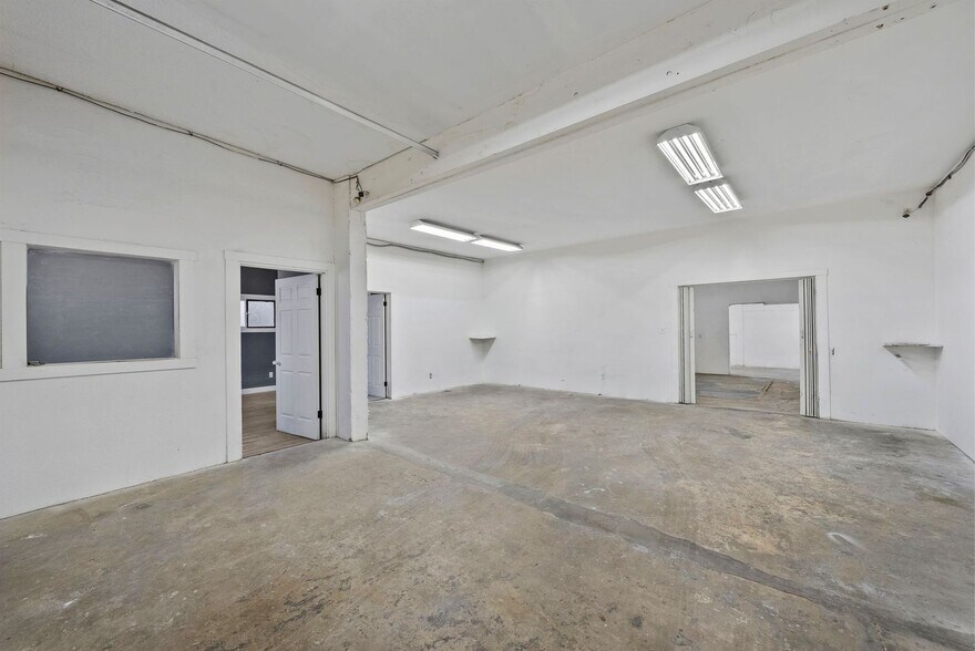 More Photos Of 14222-14226 Aetna St, Van Nuys Warehouse For Lease