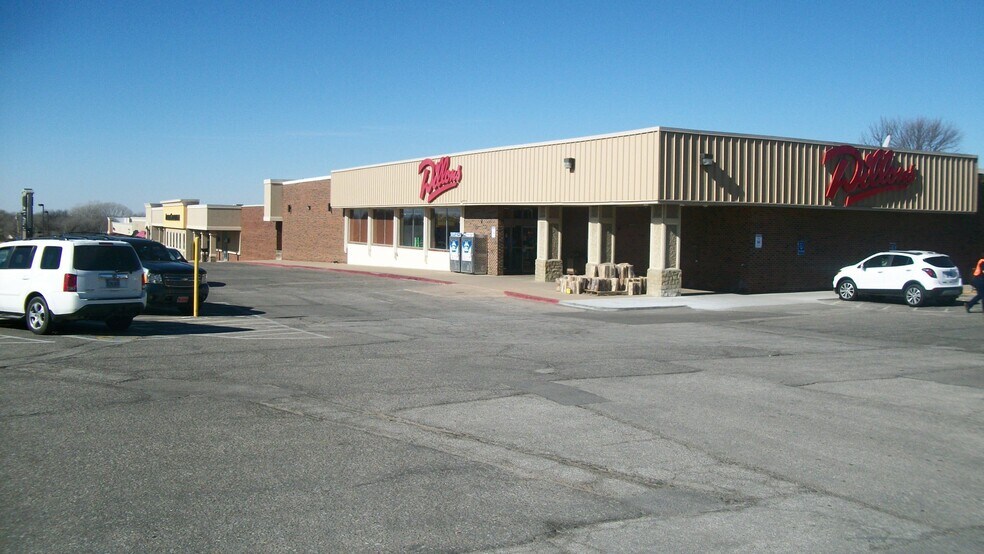 More Photos Of 200 W Greenway Ct, Derby Unknown For Lease