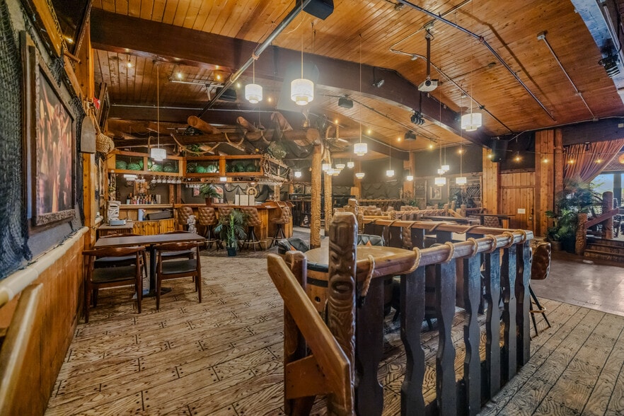 More Photos Of 1900 & 1924 Marshall St NE, Minneapolis Restaurant For Sale