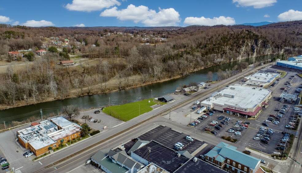 More Photos Of 386 E Main St, Newport Office For Lease