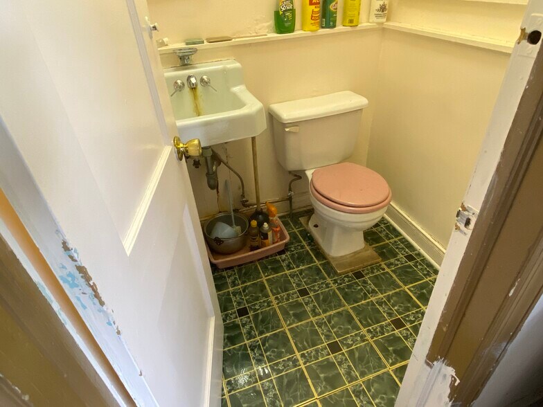 More Photos Of 128 Elm St, Yonkers Storefront For Lease