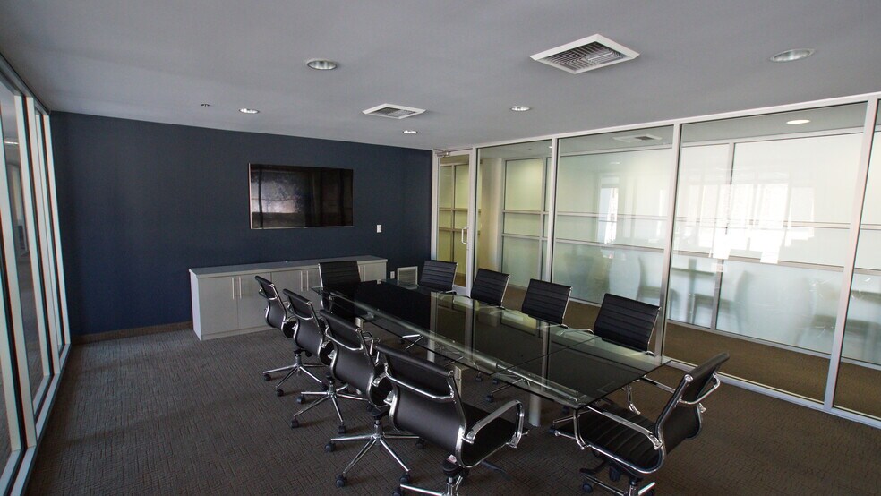 More Photos Of 500 S Palm Canyon Dr, Palm Springs Office For Lease