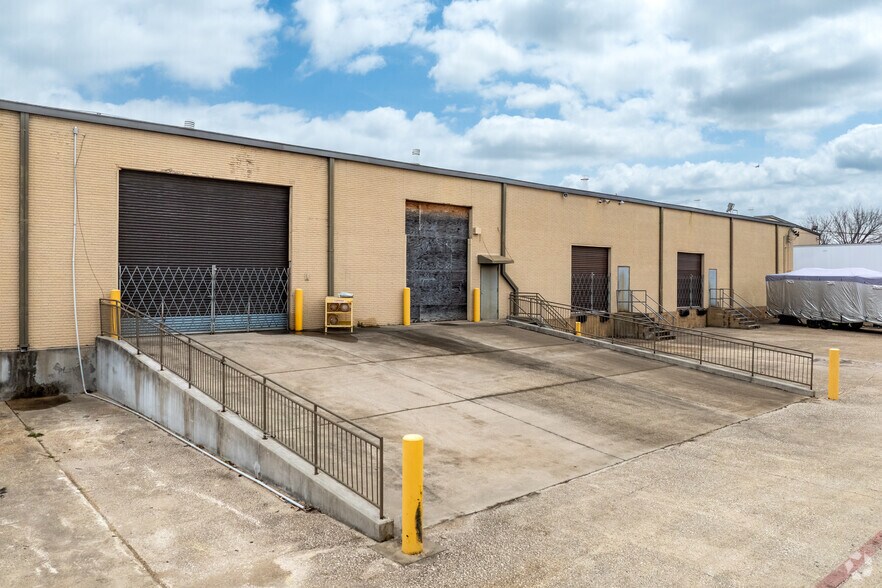 More Photos Of 2747 Oakland Ave, Garland Warehouse For Lease