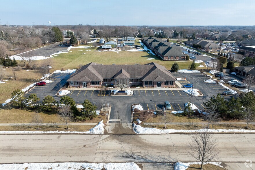 More Photos Of 385 Millennium Dr, Crystal Lake Office For Sale