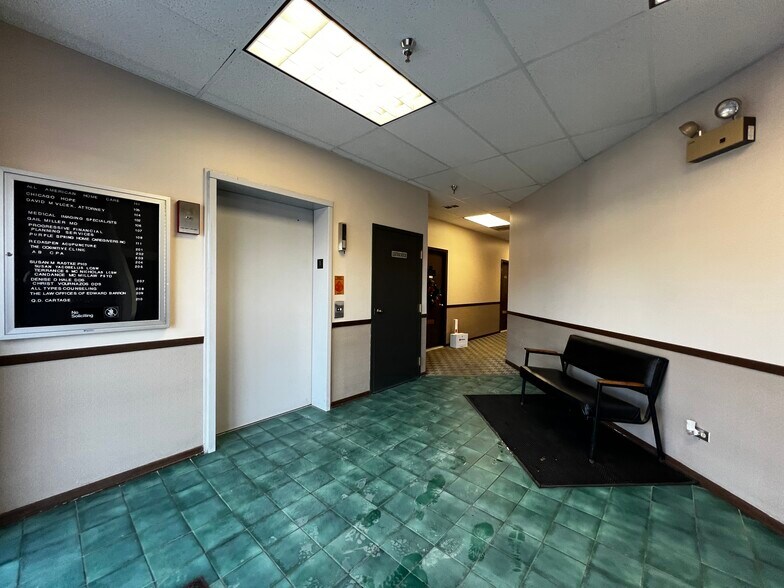 More Photos Of 9944 S Roberts Rd, Palos Hills Office For Lease