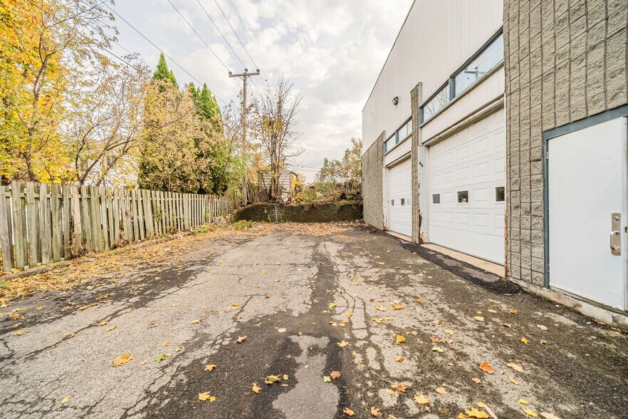 More Photos Of 4811-4819 Boul Saint-Charles, Montréal General Retail For Lease