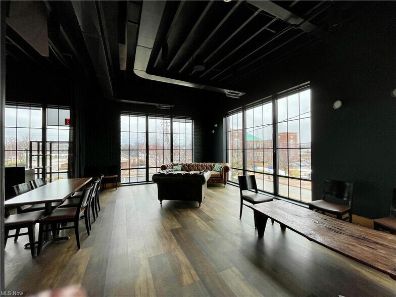 More Photos Of 3941 Erie St, Willoughby Restaurant For Lease