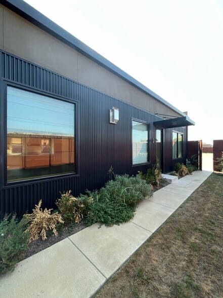 More Photos Of 4780 Iberia Ave, Dallas Showroom For Lease