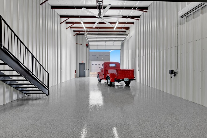 More Photos Of 16500 Broadway, Glenpool Parking Garage For Lease