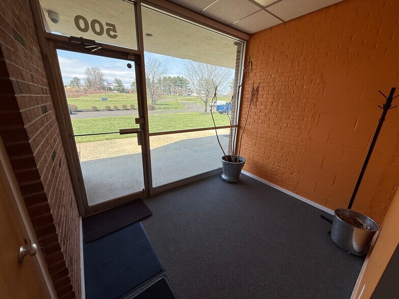 More Photos Of 121 Friends Ln, Newtown Showroom For Lease