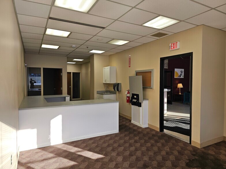 More Photos Of 1991 Northampton St, Easton Light Distribution For Lease