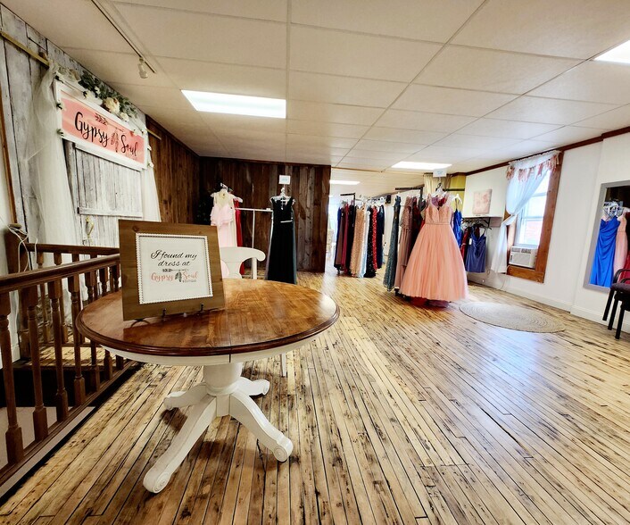 More Photos Of 424 Main St, Edmore Storefront For Sale