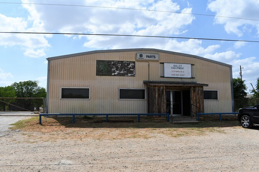 More Photos Of 1737 Hwy 81, Pearsall Warehouse For Sale