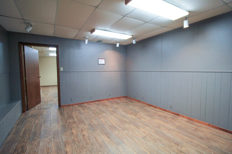 More Photos Of 320 N Main St, Pocahontas Medical For Sale