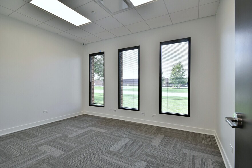 More Photos Of 6363 W 73rd St, Bedford Park Manufacturing For Lease