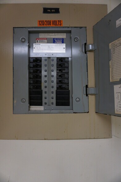More Photos Of 93 W Campbell Rd, Rotterdam Freestanding For Sale