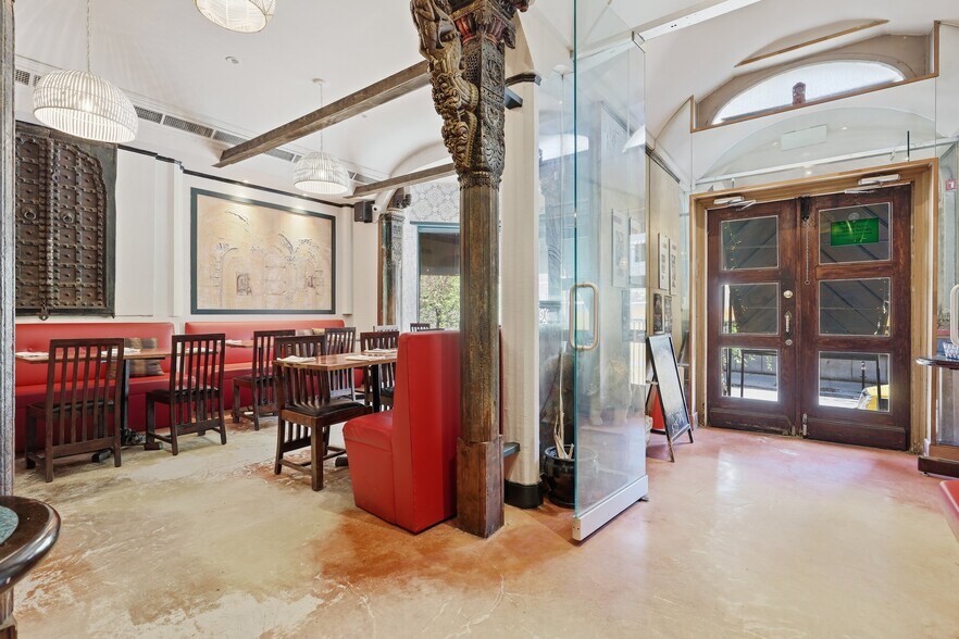 More Photos Of 1450 Rue Crescent, Montréal Restaurant For Lease
