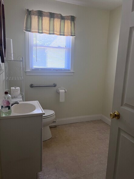 More Photos Of 1 Elizabeth Dr, Greenville Freestanding For Sale