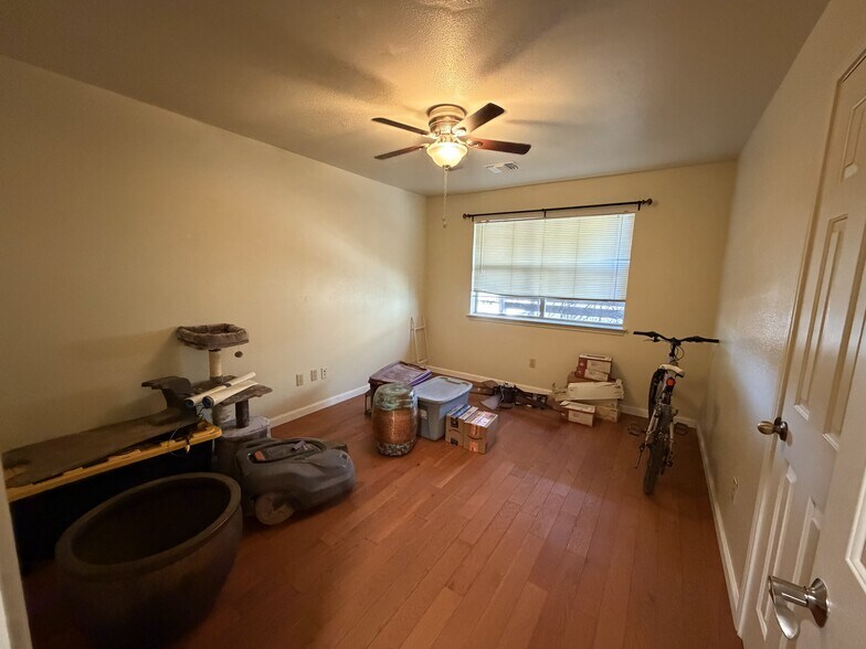 More Photos Of 1030 Canyon Bend Dr, Dripping Springs Light Distribution For Lease