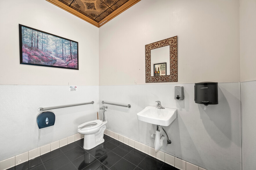More Photos Of 4727 University Ave, San Diego Restaurant For Sale