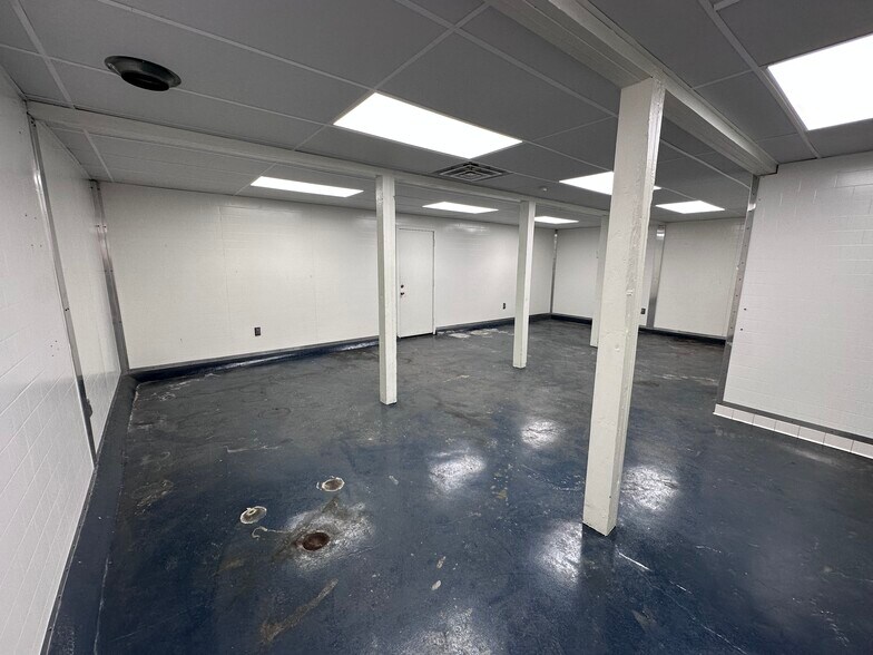 More Photos Of 1631 S Hillside St, Wichita General Retail For Sale