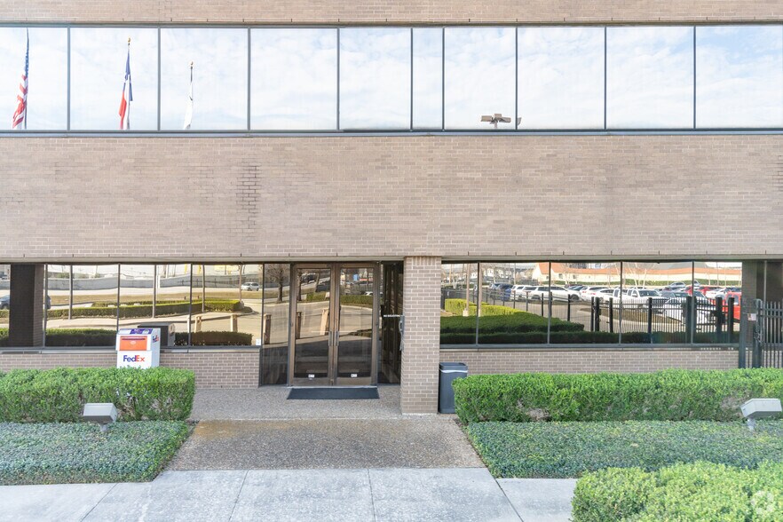 More Photos Of 9000 Gulf Fwy, Houston Office For Lease