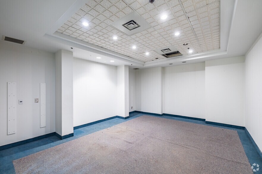 More Photos Of 12300 Boul Albert-Hudon, Montréal Warehouse For Lease