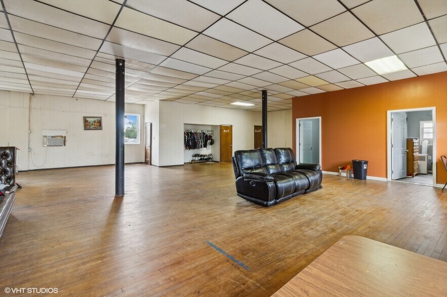 More Photos Of 309 E Walnut St, Oglesby Restaurant For Sale