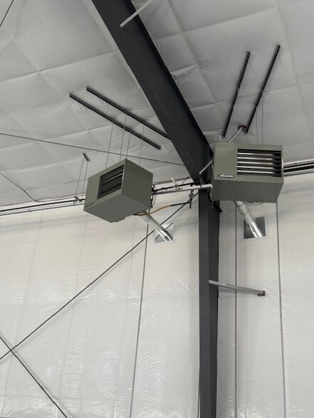 More Photos Of 1597 N 750 W, Harrisville Showroom For Lease