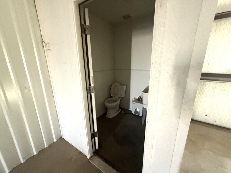 More Photos Of 11805 I-27, Amarillo Warehouse For Lease