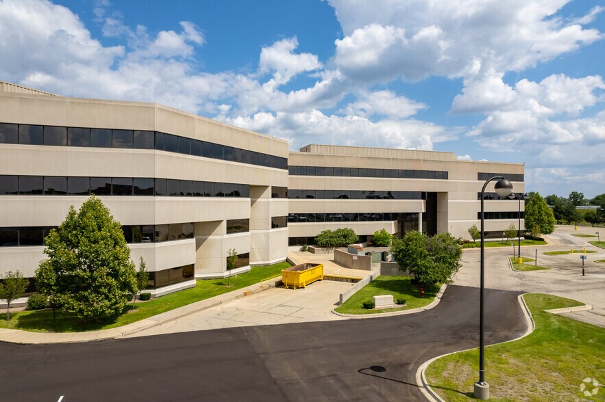 More Photos Of 1560 E Maple Rd, Troy Medical For Lease
